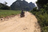 Nghệ An: Dân tái định cư chưa đến hết đường đã nát Nghệ An: Dân tái định cư chưa đến hết đường đã nát
