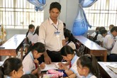 Người thầy âm thầm bảo vệ những chuyến xe đến trường bình an Người thầy âm thầm bảo vệ những chuyến xe đến trường bình an