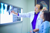 Hai câu chuyện trái ngược và lời cảnh tỉnh về những khối u của trẻ Hai câu chuyện trái ngược và lời cảnh tỉnh về những khối u của trẻ