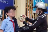 Đồng cảm từ bức ảnh mẹ đút cho con ăn trước cổng trường Đồng cảm từ bức ảnh mẹ đút cho con ăn trước cổng trường