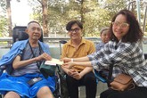 Đại Nghĩa trao tận tay 270 triệu đồng cho nghệ sĩ Lê Bình Đại Nghĩa trao tận tay 270 triệu đồng cho nghệ sĩ Lê Bình