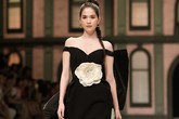 Ngọc Trinh diện váy xẻ ngực, trễ vai làm vedette Ngọc Trinh diện váy xẻ ngực, trễ vai làm vedette