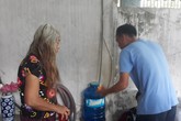 Phát hiện cơ sở "chui" chữa bách bệnh bằng... nước lã và nghe thầy hát! Phát hiện cơ sở "chui" chữa bách bệnh bằng... nước lã và nghe thầy hát!