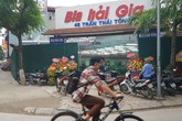 Cầu Giấy (Hà Nội): Bị UBND phường Dịch Vọng quây tôn kín nhà hàng, người dân lo phá sản Cầu Giấy (Hà Nội): Bị UBND phường Dịch Vọng quây tôn kín nhà hàng, người dân lo phá sản