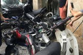 Hà Nội: Lao lên vỉa hè, xế hộp đâm hàng loạt xe máy Hà Nội: Lao lên vỉa hè, xế hộp đâm hàng loạt xe máy