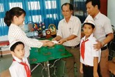 Hai học sinh lớp 3 nhặt được túi vàng liền giao nộp cho nhà trường Hai học sinh lớp 3 nhặt được túi vàng liền giao nộp cho nhà trường