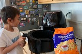Con nuôi Thanh Thảo - Jacky Minh Trí: Cậu bé "ngoan nhất thế giới", 8 tuổi đã thạo nấu nướng, giặt đồ, đi chợ, trông em Con nuôi Thanh Thảo - Jacky Minh Trí: Cậu bé "ngoan nhất thế giới", 8 tuổi đã thạo nấu nướng, giặt đồ, đi chợ, trông em