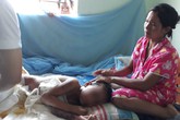 Bác sĩ thuyết phục, chính quyền động viên nhưng bố mẹ vẫn không muốn con đang nguy kịch đi bệnh viện Bác sĩ thuyết phục, chính quyền động viên nhưng bố mẹ vẫn không muốn con đang nguy kịch đi bệnh viện