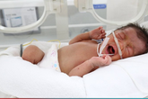 Bé sinh non 1,5kg bị bỏ rơi trên đê ở Phú Thọ Bé sinh non 1,5kg bị bỏ rơi trên đê ở Phú Thọ