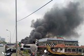 Hà Nội: Du thuyền bỏ hoang bất ngờ bốc cháy dữ dội sát mép Hồ Tây Hà Nội: Du thuyền bỏ hoang bất ngờ bốc cháy dữ dội sát mép Hồ Tây