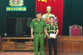 Khen thưởng người phụ nữ nghèo nhặt được 15 triệu nhờ công an tìm chủ nhân Khen thưởng người phụ nữ nghèo nhặt được 15 triệu nhờ công an tìm chủ nhân