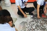 Khách mang tiền xu đi mua ô tô, cả đại lý phải đếm suốt 3 ngày Khách mang tiền xu đi mua ô tô, cả đại lý phải đếm suốt 3 ngày