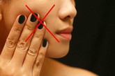 Các nguyên nhân gây mụn trứng cá thường gặp Các nguyên nhân gây mụn trứng cá thường gặp