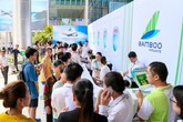 Khách “đội nắng” chờ “săn” vé ưu đãi tại Bamboo Airways Tower 265 Cầu Giấy Khách “đội nắng” chờ “săn” vé ưu đãi tại Bamboo Airways Tower 265 Cầu Giấy