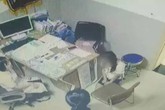 Cô gái quỳ gối xin bác sĩ cho phá thai và hành động bất ngờ sau đó Cô gái quỳ gối xin bác sĩ cho phá thai và hành động bất ngờ sau đó