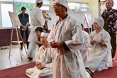 Nghệ sĩ Việt bật khóc khi nghe điếu văn trước giờ đưa tiễn Lê Bình Nghệ sĩ Việt bật khóc khi nghe điếu văn trước giờ đưa tiễn Lê Bình