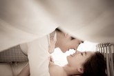 Đêm tân hôn, vừa chạm vào ngực vợ tôi đã giật nảy người Đêm tân hôn, vừa chạm vào ngực vợ tôi đã giật nảy người
