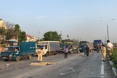 Người đàn ông chết giữa đường, nghi bị ô tô cán rồi bỏ chạy Người đàn ông chết giữa đường, nghi bị ô tô cán rồi bỏ chạy