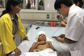Người mẹ từ chối điều trị bệnh mơ phép màu đến với cậu con trai 12 tuổi bị chó cắn mất tai, lóc da đầu Người mẹ từ chối điều trị bệnh mơ phép màu đến với cậu con trai 12 tuổi bị chó cắn mất tai, lóc da đầu