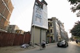 Bất ngờ khó tin với những căn nhà rộng 1-2m2 giữa lòng Hà Nội Bất ngờ khó tin với những căn nhà rộng 1-2m2 giữa lòng Hà Nội