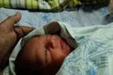 Bé sơ sinh còn nguyên dây rốn bị vứt trong máy giặt Bé sơ sinh còn nguyên dây rốn bị vứt trong máy giặt