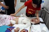 Nhặt đồ chơi rơi cạnh bốt điện, bé gái dân tộc H'Mông bị bỏng toàn thân, quằn quại trong đau đớn Nhặt đồ chơi rơi cạnh bốt điện, bé gái dân tộc H'Mông bị bỏng toàn thân, quằn quại trong đau đớn