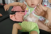 Đau xót cảnh bé gái 18 tháng tuổi, nặng 6kg, 3 lần phẫu thuật vẫn phải treo ruột ngoài thành bụng Đau xót cảnh bé gái 18 tháng tuổi, nặng 6kg, 3 lần phẫu thuật vẫn phải treo ruột ngoài thành bụng