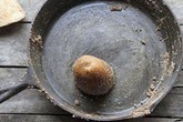 Khôi phục chống dính nhạy gấp 5, biến chảo cũ rỉ sét thành như mới với loại củ rẻ bèo Khôi phục chống dính nhạy gấp 5, biến chảo cũ rỉ sét thành như mới với loại củ rẻ bèo