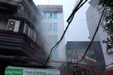 Cảnh sát giải cứu 25 người trong vụ cháy khách sạn ở Hà Nội Cảnh sát giải cứu 25 người trong vụ cháy khách sạn ở Hà Nội