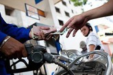 Giá xăng dầu giảm mạnh cả ngàn đồng/lít Giá xăng dầu giảm mạnh cả ngàn đồng/lít