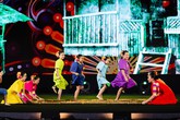 “Gặp gỡ Đông – Tây trên dòng sông Hội” – tiết mục mở màn ấn tượng trong đêm nghệ thuật tại Vinpearl Land Nam Hội An “Gặp gỡ Đông – Tây trên dòng sông Hội” – tiết mục mở màn ấn tượng trong đêm nghệ thuật tại Vinpearl Land Nam Hội An