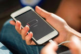 Điện thoại Iphone phát nổ khi đang sạc làm gãy ngón tay người đàn ông Điện thoại Iphone phát nổ khi đang sạc làm gãy ngón tay người đàn ông