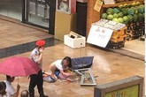 Bé trai bị cửa sổ rơi trúng người tử vong, gia đình yêu cầu bồi thường 19 tỉ đồng Bé trai bị cửa sổ rơi trúng người tử vong, gia đình yêu cầu bồi thường 19 tỉ đồng