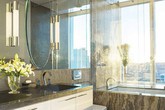Bất kể diện tích lớn nhỏ, chỉ nhờ mẹo thiết kế này mà phòng tắm luôn khiến người dùng thoải mái Bất kể diện tích lớn nhỏ, chỉ nhờ mẹo thiết kế này mà phòng tắm luôn khiến người dùng thoải mái