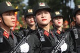 Những 'bông hồng thép' ôm súng diễu hành trong hội thi ở Tây Nguyên Những 'bông hồng thép' ôm súng diễu hành trong hội thi ở Tây Nguyên