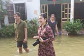 Nữ phóng viên gần một tháng “cắm chốt” giữa cơn “đại hồng thủy” Nữ phóng viên gần một tháng “cắm chốt” giữa cơn “đại hồng thủy”
