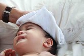 Trẻ đang chơi bỗng sốt cao bất ngờ thế này cần đưa đi viện ngay kẻo hối không kịp Trẻ đang chơi bỗng sốt cao bất ngờ thế này cần đưa đi viện ngay kẻo hối không kịp