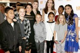 Bận rộn với công việc, Angelina Jolie sao lãng việc nuôi dạy con? Bận rộn với công việc, Angelina Jolie sao lãng việc nuôi dạy con?