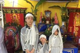 3 đứa trẻ côi cút trước di ảnh bố cùng người mẹ tâm thần và người ông ung thư giai đoạn cuối 3 đứa trẻ côi cút trước di ảnh bố cùng người mẹ tâm thần và người ông ung thư giai đoạn cuối