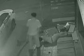 Xác định danh tính tài xế taxi đứng nhìn nạn nhân bất động trong đêm rồi bỏ đi Xác định danh tính tài xế taxi đứng nhìn nạn nhân bất động trong đêm rồi bỏ đi
