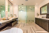Phòng tắm xa xỉ trong biệt thự mà biểu tượng gợi cảm làng nhạc đang rao bán Phòng tắm xa xỉ trong biệt thự mà biểu tượng gợi cảm làng nhạc đang rao bán