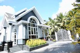 Chẳng mấy nổi tiếng nhưng Đoàn Minh Tài lại xây biệt thự 500 m2 kiểu Pháp với rặng dừa hơn 10.000 m2 bao quanh tặng bố mẹ ở quê Chẳng mấy nổi tiếng nhưng Đoàn Minh Tài lại xây biệt thự 500 m2 kiểu Pháp với rặng dừa hơn 10.000 m2 bao quanh tặng bố mẹ ở quê