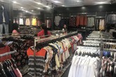 Bán quần áo ế ẩm, dân buôn giảm nhập một nửa hàng Trung Quốc Bán quần áo ế ẩm, dân buôn giảm nhập một nửa hàng Trung Quốc