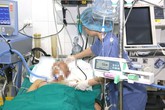 Nghẹn ngào khoảnh khắc bố xin cho con được mặc tấm áo mới sau ca mổ lấy tạng hiến tặng người lạ Nghẹn ngào khoảnh khắc bố xin cho con được mặc tấm áo mới sau ca mổ lấy tạng hiến tặng người lạ