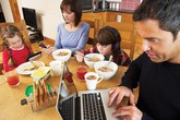 Hốt hoảng với nỗi niềm "gia đình càng nhỏ sự cô đơn càng lớn" Hốt hoảng với nỗi niềm "gia đình càng nhỏ sự cô đơn càng lớn"