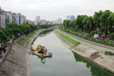 Người Hà Nội vui mừng thấy sông Tô Lịch bất ngờ trong xanh Người Hà Nội vui mừng thấy sông Tô Lịch bất ngờ trong xanh