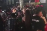 Cảnh sát kiểm tra bar ở Sài Gòn, nhiều cô gái bật khóc Cảnh sát kiểm tra bar ở Sài Gòn, nhiều cô gái bật khóc