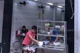 Chủ quán chặt chém khách rồi lên giọng 'đắt đừng có ăn' Chủ quán chặt chém khách rồi lên giọng 'đắt đừng có ăn'
