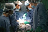 Bóc tách khối u hiếm gặp bóp nghẹt trái tim bé 4 tháng tuổi Bóc tách khối u hiếm gặp bóp nghẹt trái tim bé 4 tháng tuổi