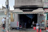 Cảnh sát đập tường cứu cụ ông khỏi căn nhà đang cháy ở Sài Gòn Cảnh sát đập tường cứu cụ ông khỏi căn nhà đang cháy ở Sài Gòn